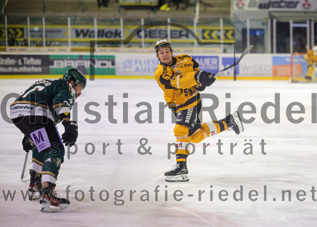 2025-11-02_040_TSV_Erding_gegen_EV_Fuessen | Erding, Deutschland, 02.11.2025:Eishockey, Oberliga Süd 2025 / 2026, 15. Spieltag, TSV Erding gegen EV Füssen, Endergebnis: 2:6Marco Pfleger (Erding Gladiators, #47), Simon Boyko (EV Füssen, #61)Foto: Christian Riedel / fotografie-riedel.net
