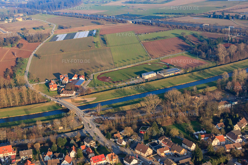 Luftbild: Sportplatz des SV Niederbühl Donau an der Murg im Ortsteil Niederbühl in Rastatt im Bundesland Baden-Württemberg in Deutschland. Foto: IMG_62007.jpg vom 31.01.2014 durch Werner Riehm/FLY-FOTO.de