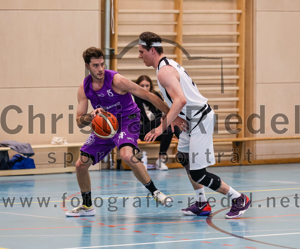 2022-05-01_017_TSV_Vaterstetten_gegen_DJK_Traunstein | Vaterstetten, Deutschland, 01.05.2022:
Basketball, Aufstiegsrunde zur Bayernliga 2021 / 2022, 5. Spieltag, TSV Vaterstetten gegen DJK Traunstein, Endergebnis: 87:79

Maximilian Hoernes (DJK Traunstein, #15), Bastian Heckner (TSV Vaterstetten, #7)

Foto: Christian Riedel / fotografie-riedel.net