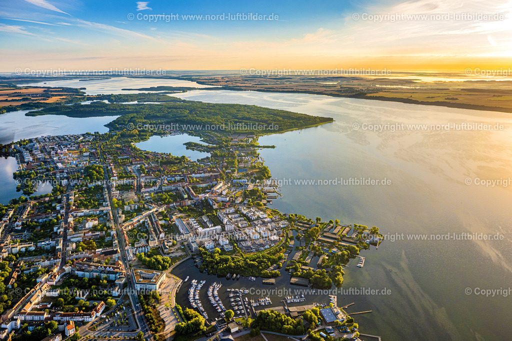 Schwerin_ELS_6629100822 | SCHWERIN 10.08.2022 Altstadtbereich und Innenstadtzentrum in Schwerin im Bundesland Mecklenburg-Vorpommern, Deutschland. Weiterführende Informationen bei: Landeshauptstadt Schwerin. // Old Town area and city center in Schwerin in the state Mecklenburg - Western Pomerania, Germany. Further information at: Landeshauptstadt Schwerin. Foto: Martin Elsen