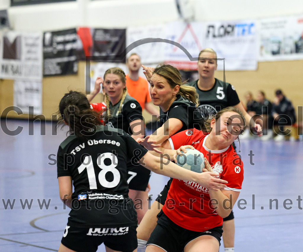2022-12-04_030_SV_Anzing_gegen_TSV_Uebersee | Anzing, Deutschland, 04.12.2022:
Handball, Bezirksliga 2022 / 2023, 8. Spieltag, SV Anzing gegen TSV Übersee, Endergebnis: 29:24

Sophia Ladner (TSV Übersee, #18), Theresa Widmann (TSV Übersee, #4), Sarah Reither (SV Anzing, #19)

Foto: Christian Riedel / fotografie-riedel.net