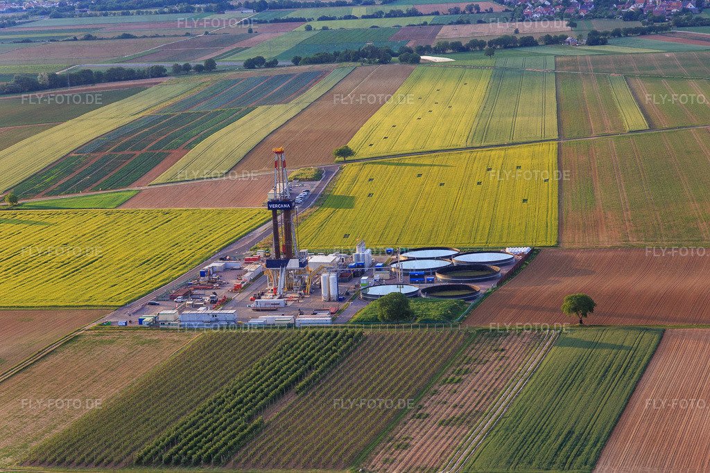 Bohrgelände des Tiefenbohrplatz V20 von Vercana GmbH für Vulcan Energy am Schleidberg zur Förderung von Geothermie und Lithium https://v-er.eu/ | Luftbild: Bohrgelände des Tiefenbohrplatz V20 von Vercana GmbH für Vulcan Energy am Schleidberg zur Förderung von Geothermie und Lithium https://v-er.eu/ in Insheim im Bundesland Rheinland-Pfalz in Deutschland. Foto: IMG_146787.jpg vom 20.05.2025 durch Werner Riehm/FLY-FOTO.de - Realisiert mit Pictrs.com