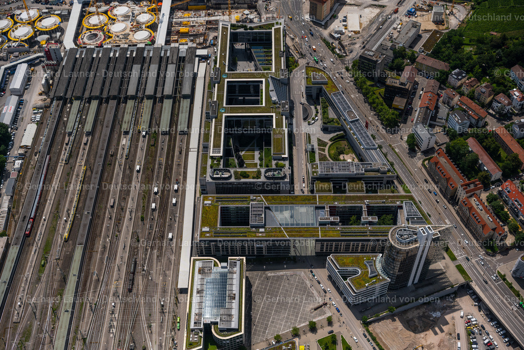 4046418 | STUTTGART 19.07.2021 Banken- Verwaltungsgebäude des Finanzdienstleistungs- Unternehmens " LBBW Landesbank Baden-Württemberg " Am Hbf im Ortsteil Europaviertel in Stuttgart im Bundesland Baden-Württemberg, Deutschland. Weiterführende Informationen bei: HALFKANN + KIRCHNER Beratende Ingenieure für Brandschutz PartGmbB,  Landesbank Baden-Württemberg,  WWA Architekten. // Banking administration building of the financial services company " LBBW Landesbank Baden-Wuerttemberg " in the district Europaviertel in Stuttgart in the state Baden-Wuerttemberg, Germany. Further information at: HALFKANN + KIRCHNER Beratende Ingenieure fuer Brandschutz PartGmbB,  Landesbank Baden-Wuerttemberg,  WWA Architekten. Foto: Gerhard Launer