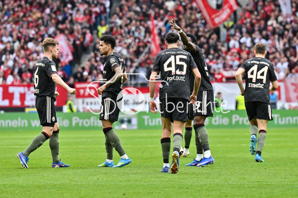 SC Freiburg - FC Bayern München | FREIBURG, GERMANY - 04. APRIL: Jubel der Bayern nach dem Treffer zum 2-2 Ausgleich durch TOM BISCHOF (FC Bayern Munich 20) / Tor / Torschuetze / Freude / Happy während dem Bundesligamatch zwischen dem SC Freiburg und dem FC Bayern München am 28. Spieltag im Europa-Park Stadion / DFL REGULATIONS PROHIBIT ANY USE OF PHOTOGRAPHS AS IMAGE SEQUENCES AND/OR QUASI-VIDEO