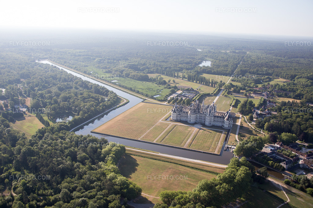 Aerial view: View of the town in Chambord in the state Loir et Cher, France. – Photo: IMG_082125.jpg taken on 06/20/2015 by Werner Riehm/FLY-FOTO.com – Resolution of the original: 5472 x 3648 px