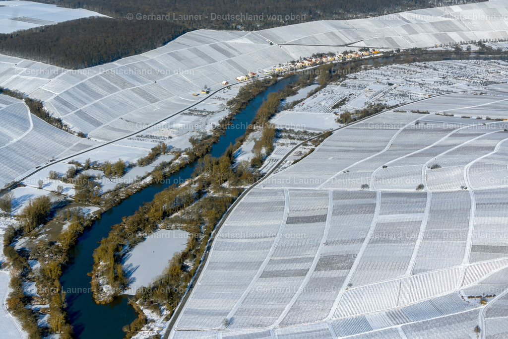 4043310 | verschneite Weininsel und Mainverlauf zw. Schwarzach und Nordheim mit den Weinlagen Katzenkopf, Glatzen, Vögelein, Köhler, Lump