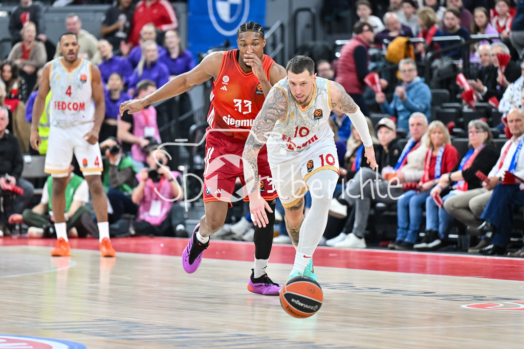 FC Bayern Basketball - AS Monaco Basket | MUNICH, GERMANY - 05. FEBRUARY: im Duell David McCORMACK (FC Bayern Basketball 33) und Daniel THEIS (AS Monaco Basket 10) während dem Match zwischen dem FC Bayern Basketball und dem AS Monaco Basket am 27. Spieltag der EuroLeague im SAP GARDEN