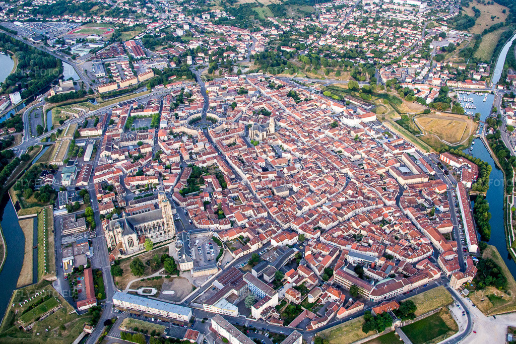 Vue aérienne: Centre-ville dans la zone intérieure située entre les rives de la Moselle et le canal Rhin-Marne à Toul dans le département Meurthe et Moselle, France. Photo: IMG_083483.jpg prise le 13/07/2015 par Werner Riehm/FLY-FOTO.eu – Résolution de l'original: 4952 x 3301 px