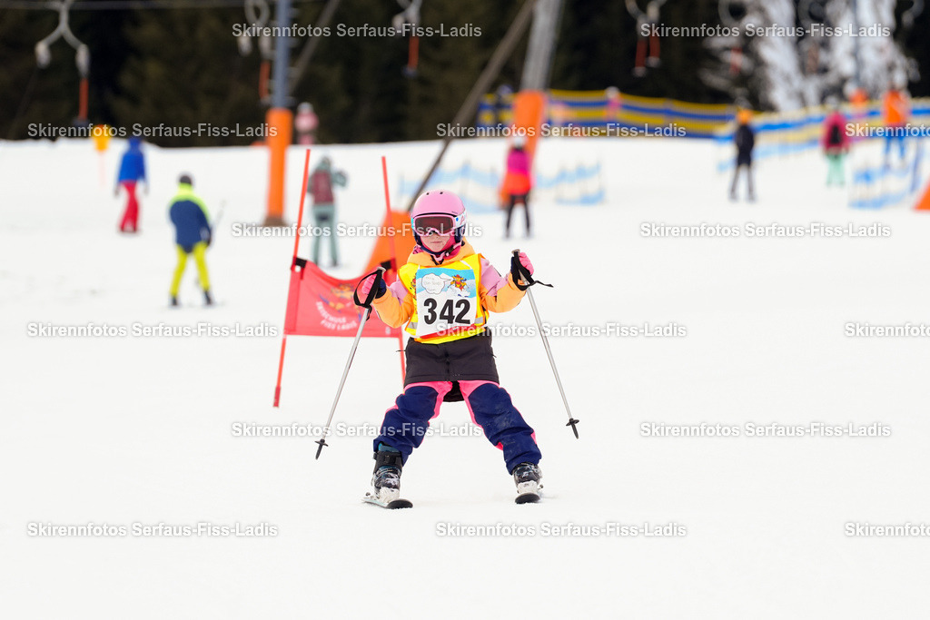 SRF_02.01.2026_0527 | Skirennfotos,Serfaus,Fiss,Ladis,Kinderskirennen,Winter,Tirol,Oberland,skirace,SFL,feelfree,weil wir's genießen,ski,Ski,skifahren,Sonnenplateau, - Realisiert mit Pictrs.com