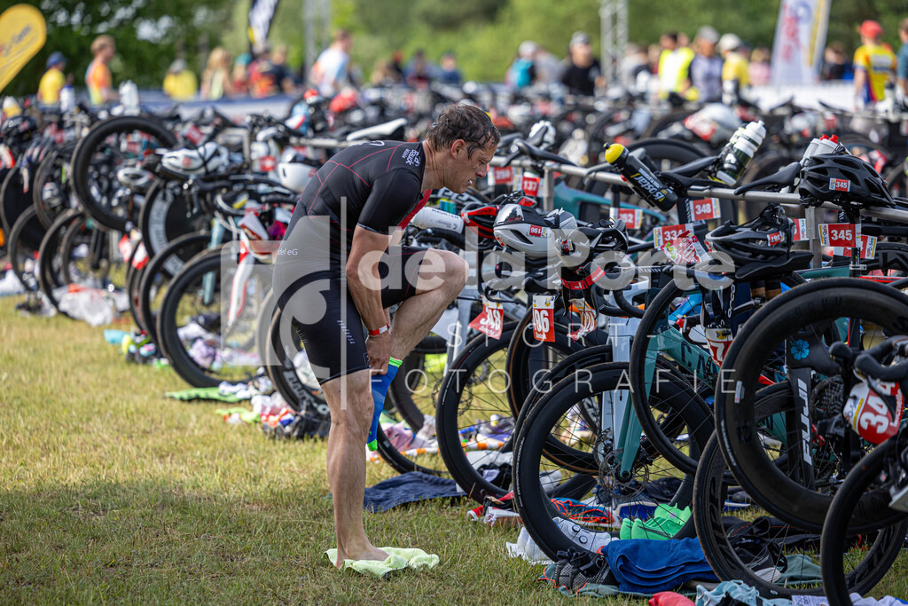 Nach dem Schwimmen ist vor dem Radfahren - Dominik Wolf von den Suhlendorf White Sharks macht sich fertig und geht gleich auf die 90km lange Strecke. | immodelaporte-sportfotos - Realisiert mit Pictrs.com