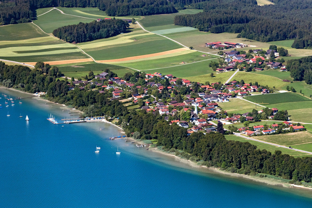 dr__0201127.jpg | GOLLENSHAUSEN A.CHIEMSEE 29.06.2023 Dorfkern an den See- Uferbereichen des Chiemsee an der Straße am See in Gollenshausen a.Chiemsee im Bundesland Bayern, Deutschland. 