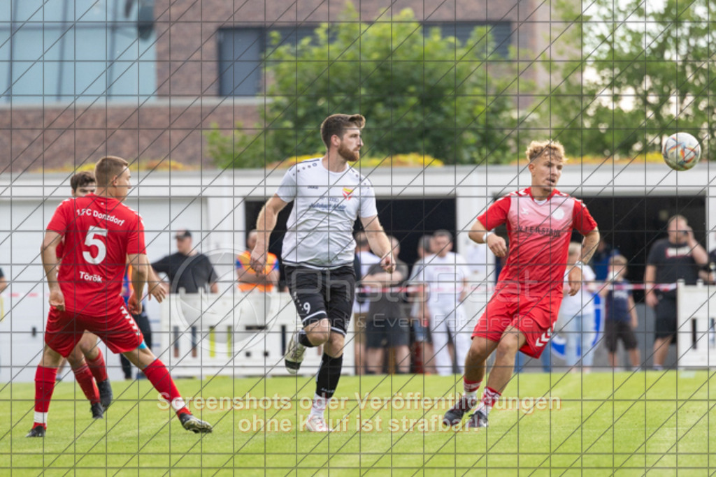 20250616_183301_0191 | #,  TV Eybach (weiß) vs. 1.FC Donzdorf II (rot), Fussball, Entscheidungsspiel 3 in Kreisliga A3 - Bezirk Neckar/Fils, Saison 2024/2025, Rasensportplatz, Staufenecker Str. 41, 73084 Salach, 16.06.2025 - 18:30 Uhr,Foto: PhotoPeet-Sportfotografie/Peter Harich