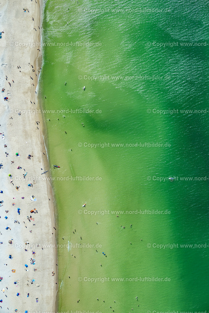 Sylt_Wenningstedt_Wassersport_Strand_ELS_4874130825 | WENNINGSTEDT (SYLT) 13.08.2025 Sandstrand- Landschaft entlang des Küsten- Verlaufes in Wenningstedt (Sylt) auf der Insel Sylt im Bundesland Schleswig-Holstein, Deutschland. // Beach landscape along the in Wenningstedt (Sylt) at the island Sylt in the state Schleswig-Holstein, Germany. Foto: Martin Elsen