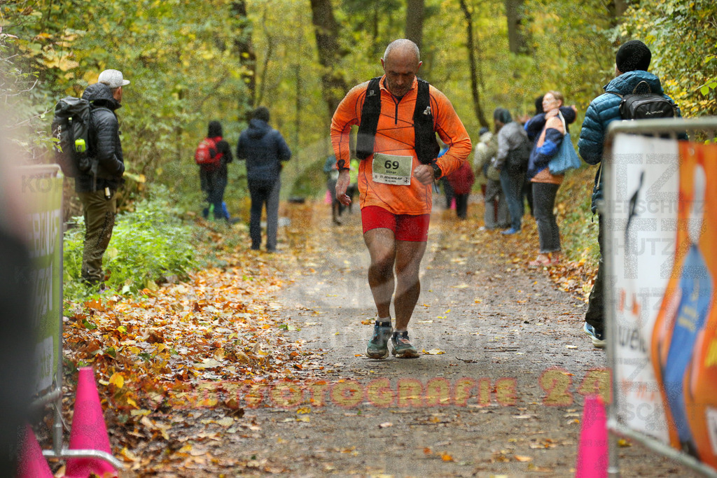 251026_1324_EX1_3382 | Sportfotografie im Rhein-Sieg Kreis, Köln, Bonn, NRW, Rheinland Pfalz, Hessen, etc. Unser Tätigkeitsfeld umfasst den Laufsport vom Volkslauf über den Marathon, Duathlon, Triathon bis zum Ultralauf wie Kölnpfad Ultra oder Schindertrail.