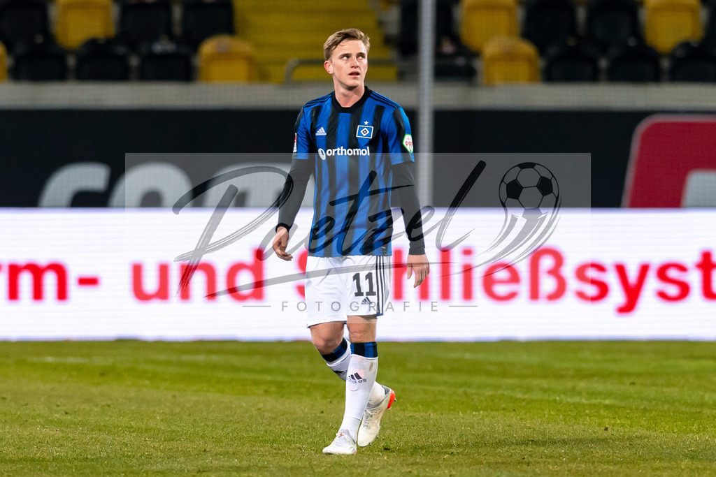SGDHSV20220114_060 | Fussball, Herren: Mikkel Kaufmann (Hamburger SV) enttaeuscht bei dem Spiel der 2. Bundesliga zwischen SG Dynamo Dresden und Hamburger SV im Rudolf-Harbig-Stadion am 14.01.2022 in Dresden, Deutschland.DFB / DFL REGULATIONS PROHIBIT ANY USE OF PHOTOGRAPHS AS IMAGE SEQUENCES AND/OR QUASI-VIDEO. - Realisiert mit Pictrs.com