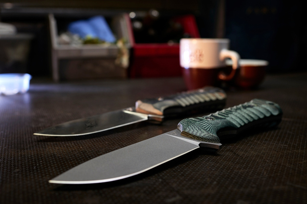 Zwei Messer auf dem Arbeitsplatz liegend | Wien, Austria - December 03, 2018: Messerkönig; Zwei Messer auf dem Arbeitsplatz liegend. - Realisiert mit Pictrs.com