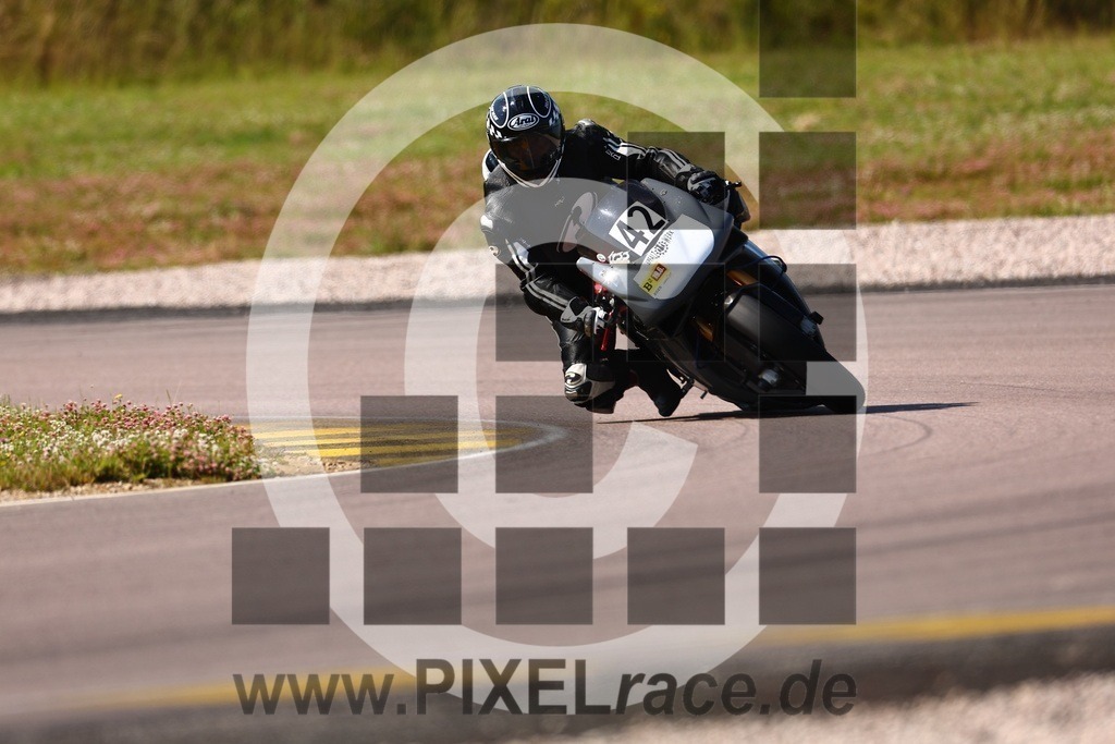 0042-20250619_01080 | Schöne Erinnerungen an spannende Momente - das festzuhalten ist unser Job. PIXELrace.de ist seit 2003 auf den Rennstrecken Europas unterwegs um die Action draußen beim Fahren und die wunderbare Stimmung imm Fahrerlager für euch einzufangen.