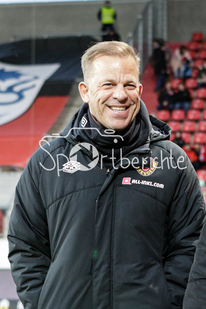 FC Ingolstadt - Dynamo Dresden | Markus ANFANG (Trainer Dynamo Dresden) lacht auf dem weg zur Kabine