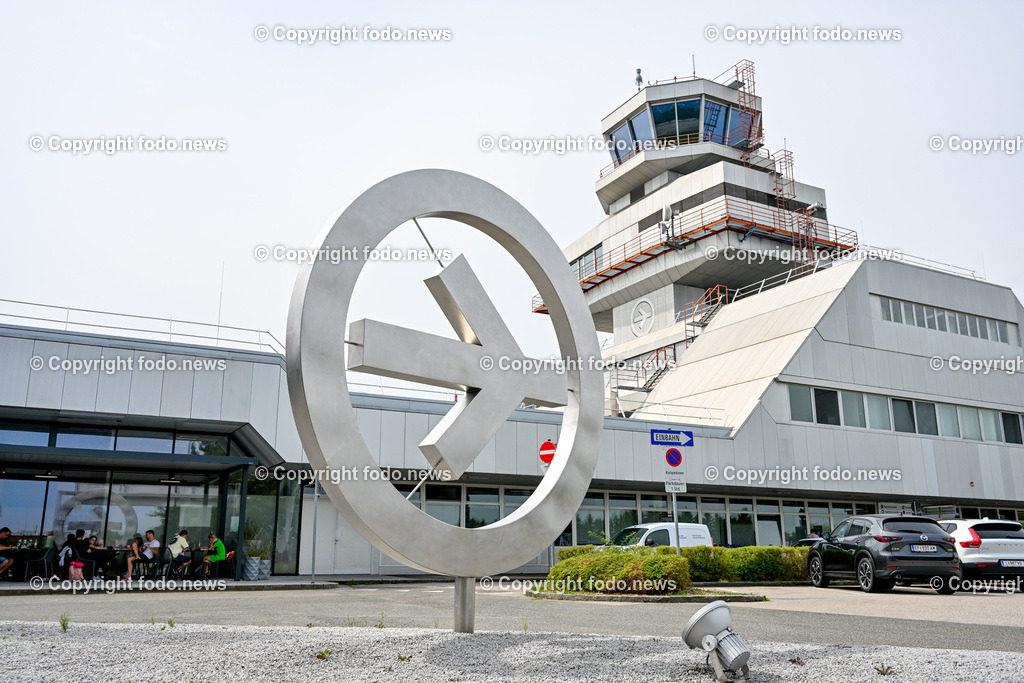 Flughafen Linz_ Linz Airport_ Linz-Hoersching_ 24.07.2023-3 | 24.07.2022, Linz Hoersching, AUT, Flughafen Linz, Linz Airport, im Bild Flughafen Gebaeude, Tower, Flugsicherung, Austrocontrol