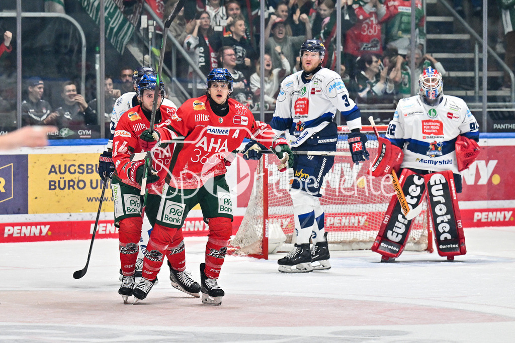 Augsburger Panther - Iserlohn Roosters | Jubel der Panther nach dem Treffer zum 1-0 durch Tim WOHLGEMUTH (Augsburger Panther 33) / Tor / Torschuetze / Freude / Happy / Penny DEL: Augsburger Panther - Iserlohn Roosters; Curt Frenzel Stadion am 21.09.2025