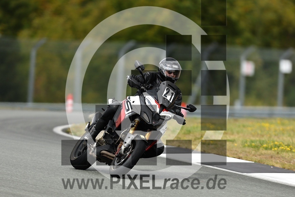 0021-20250916_03848 | Schöne Erinnerungen an spannende Momente - das festzuhalten ist unser Job. PIXELrace.de ist seit 2003 auf den Rennstrecken Europas unterwegs um die Action draußen beim Fahren und die wunderbare Stimmung imm Fahrerlager für euch einzufangen.