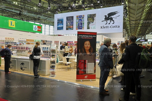 Frankfurter Buchmesse 2025 | 16.10.2025 Fachbesuchertag auf der Buchmesse hier Messestand PONS Klett-Cotta Plakat Werbung "Georg-Büchner-Preis 2025" für Ursula Krechel (Foto: Peter Henrich) - Realisiert mit Pictrs.com