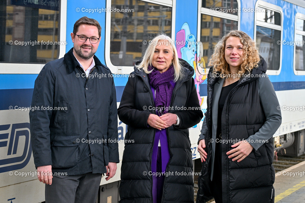 Pressegespraech OeVP OOE Summerauerbahn_ 25.04.2024-13 | 25.04.2024, HauptbahnhofLinz, AUT, Pressegespraech OeVP OOE Summerauerbahn, im Bild Florian Hiegelsberger (VP, Landesgeschaeftsfuehrer OoeVP), Angelika Winzig (VP, Spitzenkandidatin fuer die EU-Wahl), Johanna Jachs (VP, NAbg, Freistadt)
