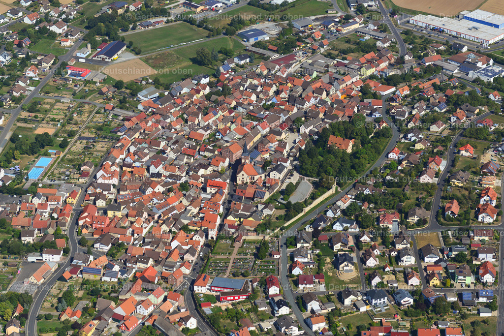 3650600 | NEUBRUNN 13.09.2016 Stadtzentrum im Innenstadtbereich  in Neubrunn im Bundesland Bayern, Deutschland // The city center in the downtown area  in Neubrunn in the state Bavaria, Germany Foto: Gerhard Launer