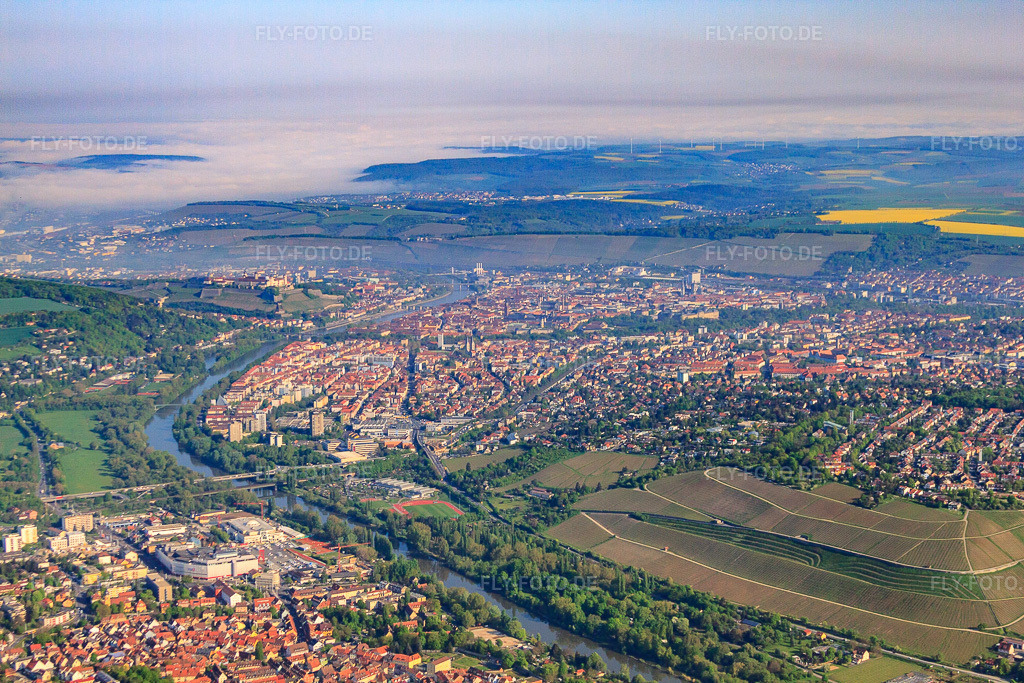 Luftbild: Stadtansicht beiderseits des Main mit Weinbergen aus Süden im Ortsteil Sanderau in Würzburg im Bundesland Bayern in Deutschland. Foto: IMG_57067.jpg vom 08.05.2013 durch Werner Riehm/FLY-FOTO.de