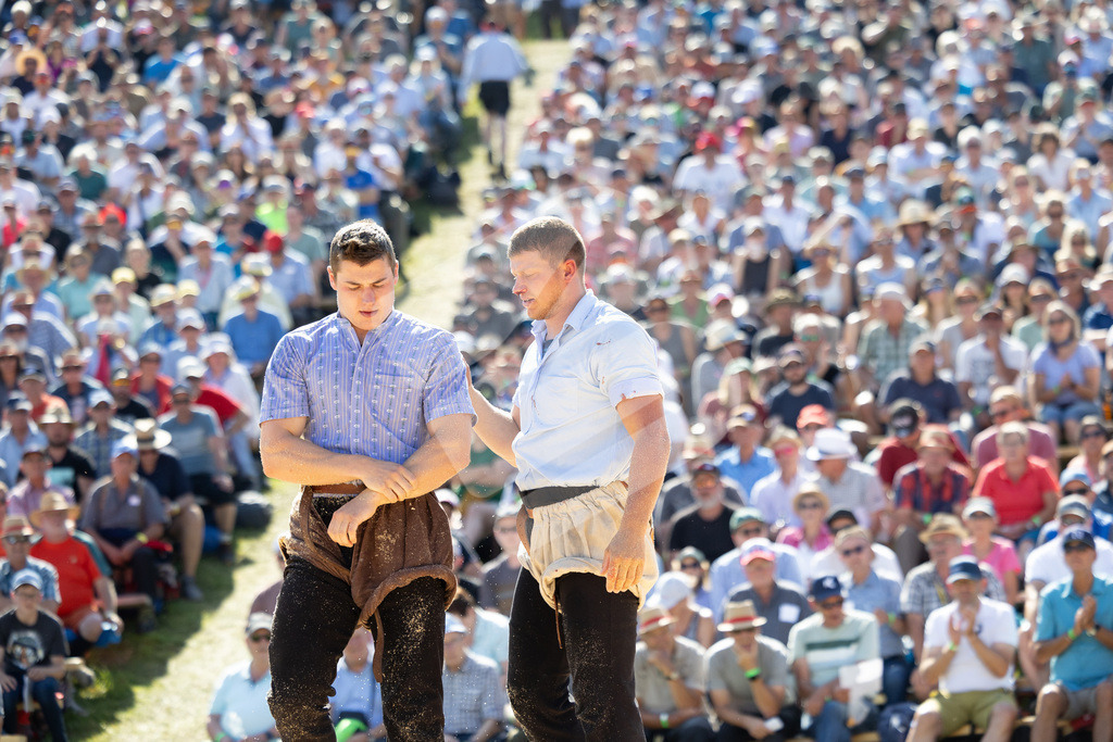 Rigi2025_2821 | Die Schwinger des Schwyzer Kantonalen Schwingerverbandes: Fotos, die Dynamik und Leidenschaft festhalten, sowie emotionale Momente aus dem traditionellen Schwingsport zeigen. - Realisiert mit Pictrs.com