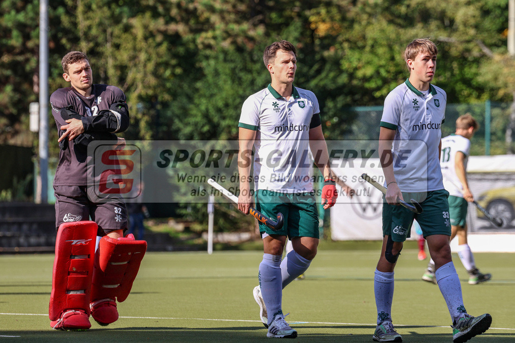 MJ_2022-10-08_Herren_HTCU-UHC-10 | Felix Damberger (Uhlenhorst Mülheim #32), Jan Schiffer (Uhlenhorst Mülheim #27) &amp; Maximilian Stahmann (Uhlenhorst Mülheim #33), Uhlenhorst Mülheim - UHC Hamburg am 8.10.2022 im Waldstadion, Mülheim a. d. Ruhr