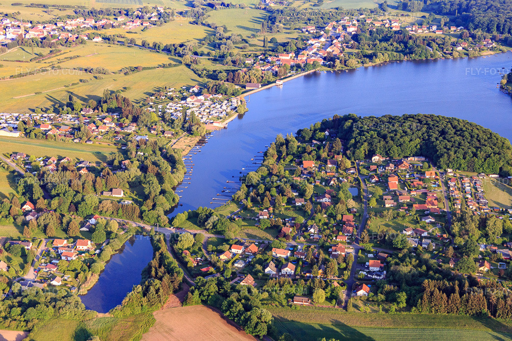 Aerial view: Bridge over the Étang de Hirbach in Holving in the state Moselle, France. – Photo: IMG_107367.jpg taken on 05/19/2018 by Werner Riehm/FLY-FOTO.com – Resolution of the original: 5472 x 3648 px