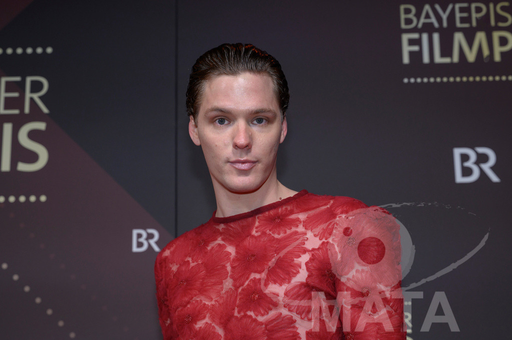 _DWI4703 | Til Schindler bei der Verleihung des 47. Bayerischen Filmpreises 2026  im Prinzregententheater. München, Deutschland. Der Bayerische Filmpreis wird seit 1979 von der Bayerischen Staatsregierung verliehen, um die Bedeutung des Kinofilms als Kulturgut herauszustellen - Realisiert mit Pictrs.com