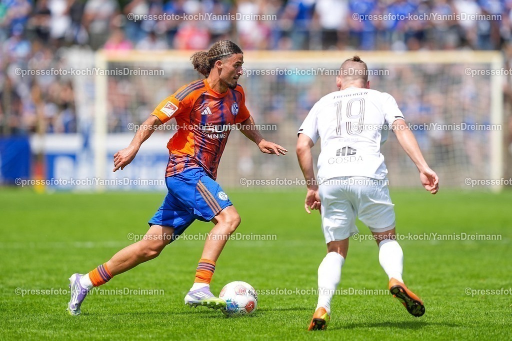 xYDR20072501078 | 20.07.2025, xydrx, Fußball, Rot Weiss Ahlen - FC Schalke 04, Testspiel, Wersestadion: Taylan Bulut (FC Schalke 04 #31) Kevin Freiberger (Rot Weiss Ahlen #19)