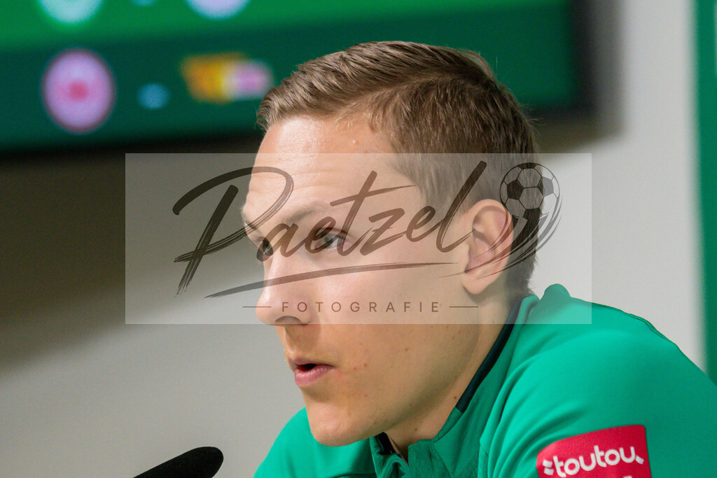 20200218_PKWEBR_0004 | Fussball, Herren: Ludwig Augustinsson (SV Werder Bremen) schaut waehrend der Pressekonferenz des SV Werder Bremen im Presseraum des wohninvest Weserstadion am 18.02.2020 in Osnabrueck, Deutschland. - Realisiert mit Pictrs.com