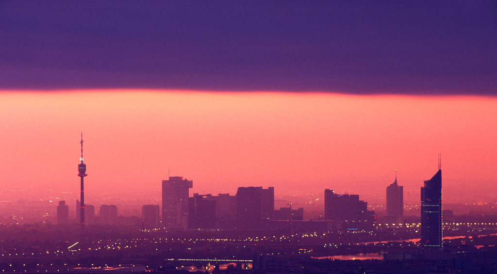 Sonnenaufgang über der Stadt Wien | Wien, Austria - November 01, 2006: Sonnenaufgang über der Stadt Wien mit Blick auf die Skyline und den Donauturm. - Realisiert mit Pictrs.com