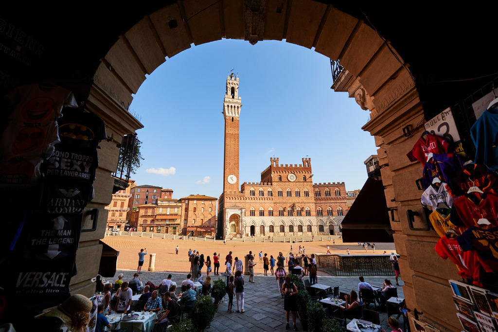 Blick auf den Piazza del Campo und Torre del Mangia | Siena, Italien - September 01, 2016: Blick auf den Piazza del Campo und Torre del Mangia. - Realisiert mit Pictrs.com