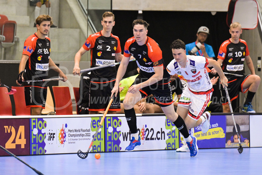 HC Rychenberg vs. Floorball Köniz - 28. August 2022 | HC Rychenberg vs. Floorball Köniz
AXA Arena, Winterthur
Nils Conrad (#7 HC Rychenberg) entwischt Mike Gerber (#4 Floorball Köniz); hinten Tim Aeschimann (#81 HC Rychenberg), Nicola Bischofberger (#2 HC Rychenberg) und Markus Lindgjerdet (#10 HC Rychenberg).
Bild: Sportfotografie Markus Aeschimann | www.markus-aeschimann.ch - Realisiert mit Pictrs.com
