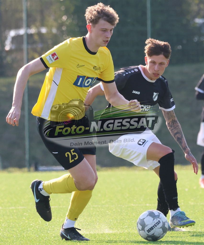 SV Rödinghausen II, FC Kaunitz | Auf dem Bild zu sehen: schwarz SV Rödinghausen II: Simon Breuer ; gelb FC Kaunitz: Fynn BlombergSV Rödinghausen II, FC Kaunitz, Saison 25/26, Westfalenliga, Deutschland - Realisiert mit Pictrs.com