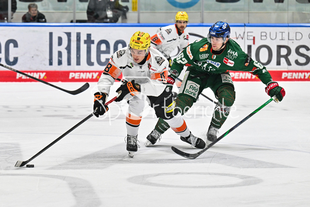 Augsburger Panther - Löwen Frankfurt | AUGSBURG, GERMANY - 16. JANUARY: im Duell Erci Jonathan UBA (Löwen Frankfrurt 18) und Thomas SCHEMITSCH (Augsburger Panther 62) während dem Match zwischen den Augsburger Panthern und den Löwen Frankfurt am 40. Spieltag der penny DEL im Curt Frenzel Stadion
