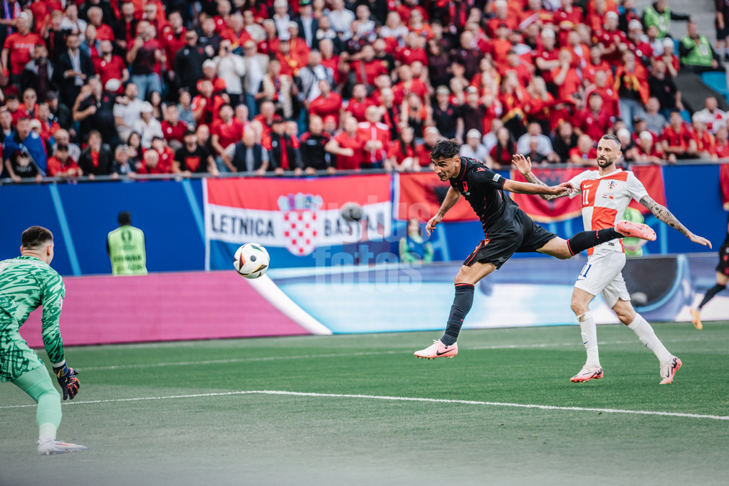 Fußball | Herren | UEFA-Fußball-Europameisterschaft 2024 | Gruppe B | Kroatien vs. Albanien | 19.06.2024 | Qazim Laci (#14, Albanien) köpft den Ball ins Tor zum 1:0