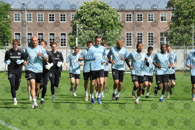 RGE_9390 | Hertha BSC, 2.Bundesliga, Herren, Training, Saison 2025/26, die Mannschaft beim warm machen ( Hertha BSC ),  Montag 04.05. 2026,   Fotograf:   Ralf Gebhardt - Realisiert mit Pictrs.com
