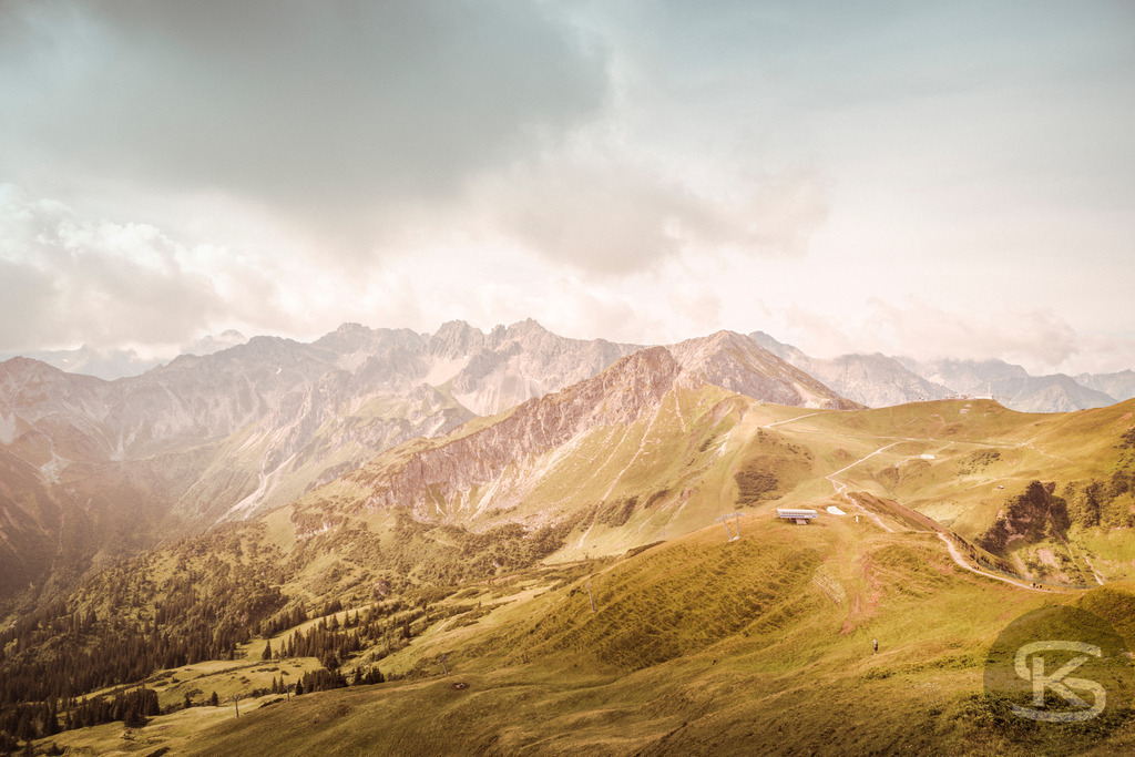 Blick vom Nebelhorn auf Kanzelwand & Fellhorn – Allgäuer Alpen | Eindrucksvolle Panorama-Luftaufnahme der Allgäuer Alpen vom Nebelhorn aus gesehen. Der Blick erstreckt sich über bewaldete Täler hin zur markanten Bergkette von Kanzelwand und Fellhorn. - Realisiert mit Pictrs.com
