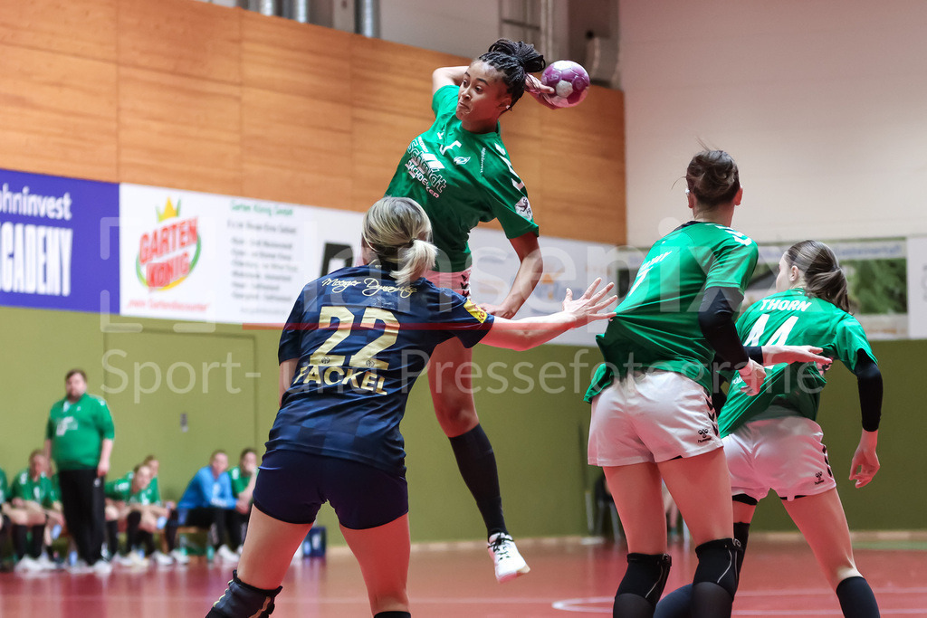 Handball, 2. Bundesliga Frauen, SV Werder Bremen - 1. FSV Mainz 05 | v.li.: Naomi Conze (SV Werder Bremen, 5) beim Wurf, am Ball, Spielszene, Aktion, Action