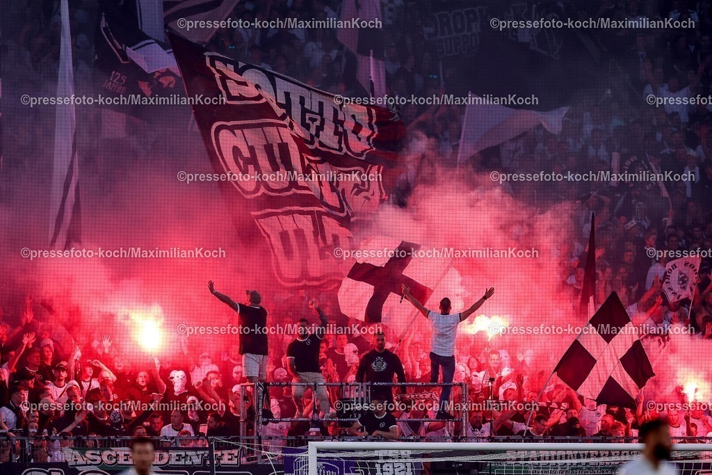 BMG02082501032 | 02.08.2025, Fußball, Borussia Mönchengladbach - FC Valencia, 125 Jahrfeier Jubiläumsspiel, Borussia-Park, Saison 2025 2026: Fans in der Nordkurve zünden bengalisches Feuer Bengalos Pyrotechnik in der Fankurve Fans Ultras DFB regulations prohibit any use of photographs as image sequences and or quasi-video.