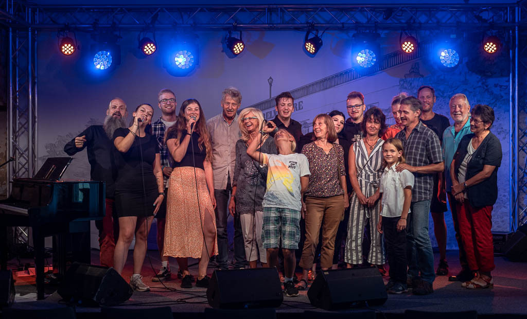 Karaoke mit Liveband | Karaoke mit Forster Family im Forte Belvedere Leisnig zum Festival Hallo Leisnig 2022. - Realisiert mit Pictrs.com