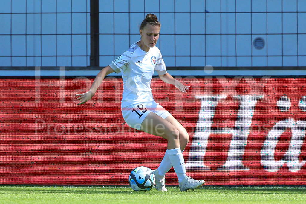 Fussball, 2. Frauen-Bundesliga, SV Meppen - 1. FFC Turbine Potsdam | v.li.: Alisa Grincenco (1. FFC Turbine Potsdam, 19) Freisteller, Einzelbild, Ganzkörper, Aktion, Action, Spielszene, DIE DFB-RICHTLINIEN UNTERSAGEN JEGLICHE NUTZUNG VON FOTOS ALS SEQUENZBILDER UND/ODER VIDEOÄHNLICHE FOTOSTRECKEN. DFB REGULATIONS PROHIBIT ANY USE OF PHOTOGRAPHS AS IMAGE SEQUENCES AND/OR QUASI-VIDEO.