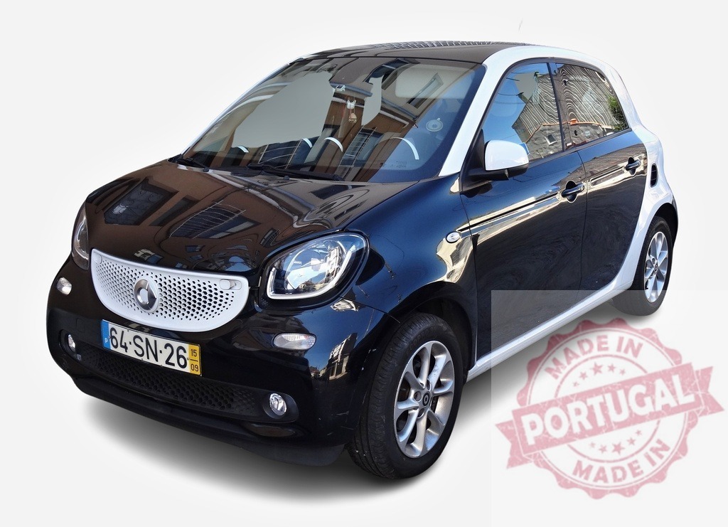 Smart Fortwo Coupe parked reflecting a building in Lisbon, Portugal | Black and white Smart car parked in Lisbon, Portugal, reflecting a building on its windows - Realisiert mit Pictrs.com