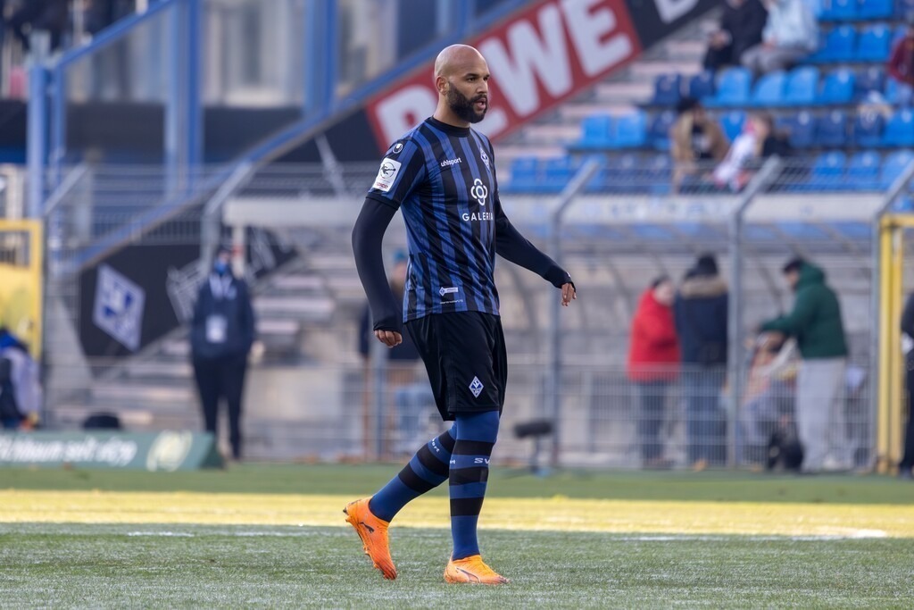 Fußball 3. Liga, Saison 2025/26, 15. Spieltag: Waldhof Mannheim gegen SV Wehen-Wiesbaden | Fußball 3. Liga, Saison 2025/26, 15. Spieltag: Waldhof Mannheim gegen SV Wehen-Wiesbaden***Bild: Terrence Boyd (13, Mannheim) - Realisiert mit Pictrs.com