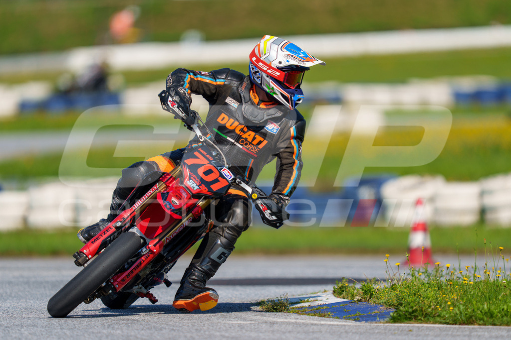 SuperMoto_Staatsmeisterschaft_Greinbach_216 | GRIPcapture steht für authentische Sportfotografie in Österreich – für Momente, die mehr sind als Geschwindigkeit oder Ergebnis. Es geht um Emotion, Spannung, Fokus und den Augenblick, der oft nur einen Wimpernschlag dauert.Ob Motorsport, Teamsport oder 